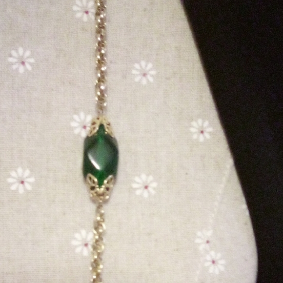 Vintage Green and Gold Necklace - Picture 4 of 4